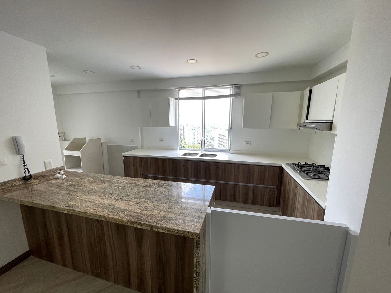 SE ALQUILA APTO SAN JUAN DE LA LOMA 5..jpg