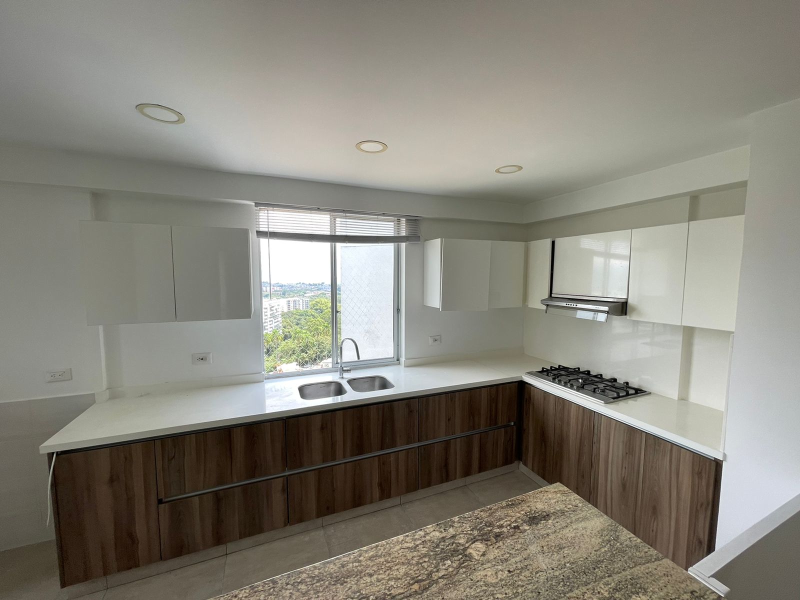 SE ALQUILA APTO SAN JUAN DE LA LOMA 6..jpg