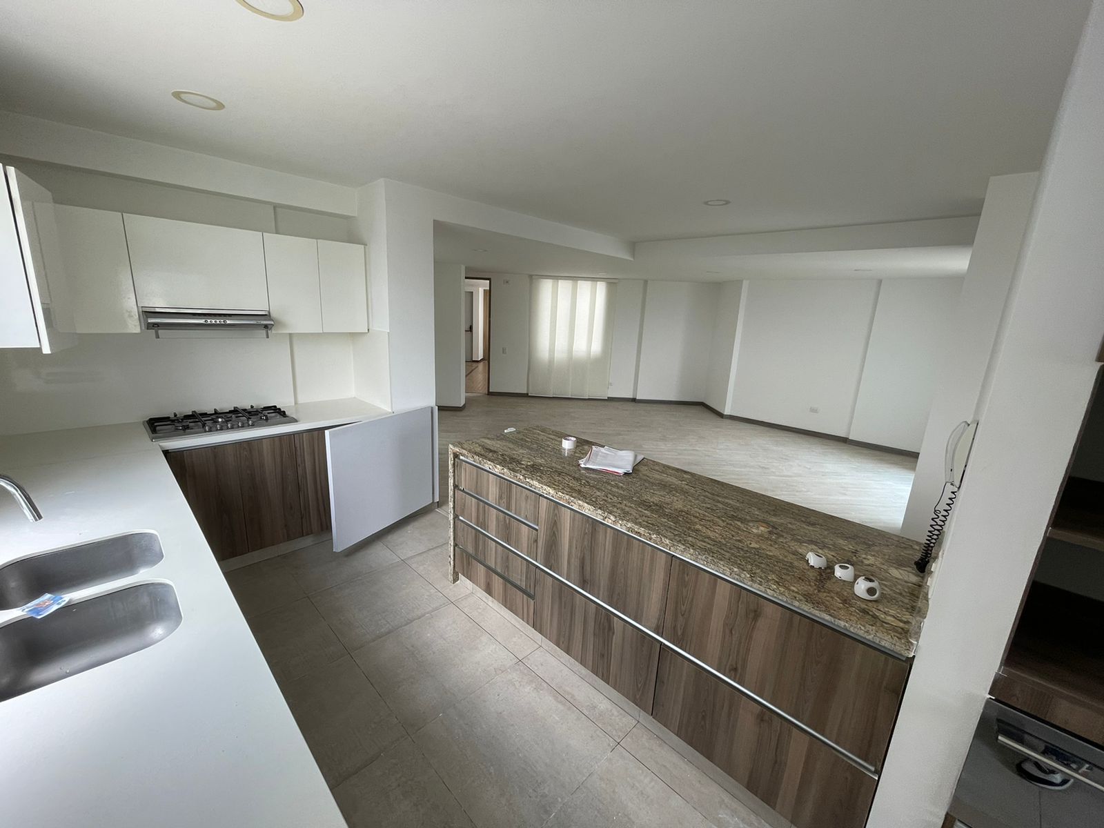 SE ALQUILA APTO SAN JUAN DE LA LOMA 7..jpg