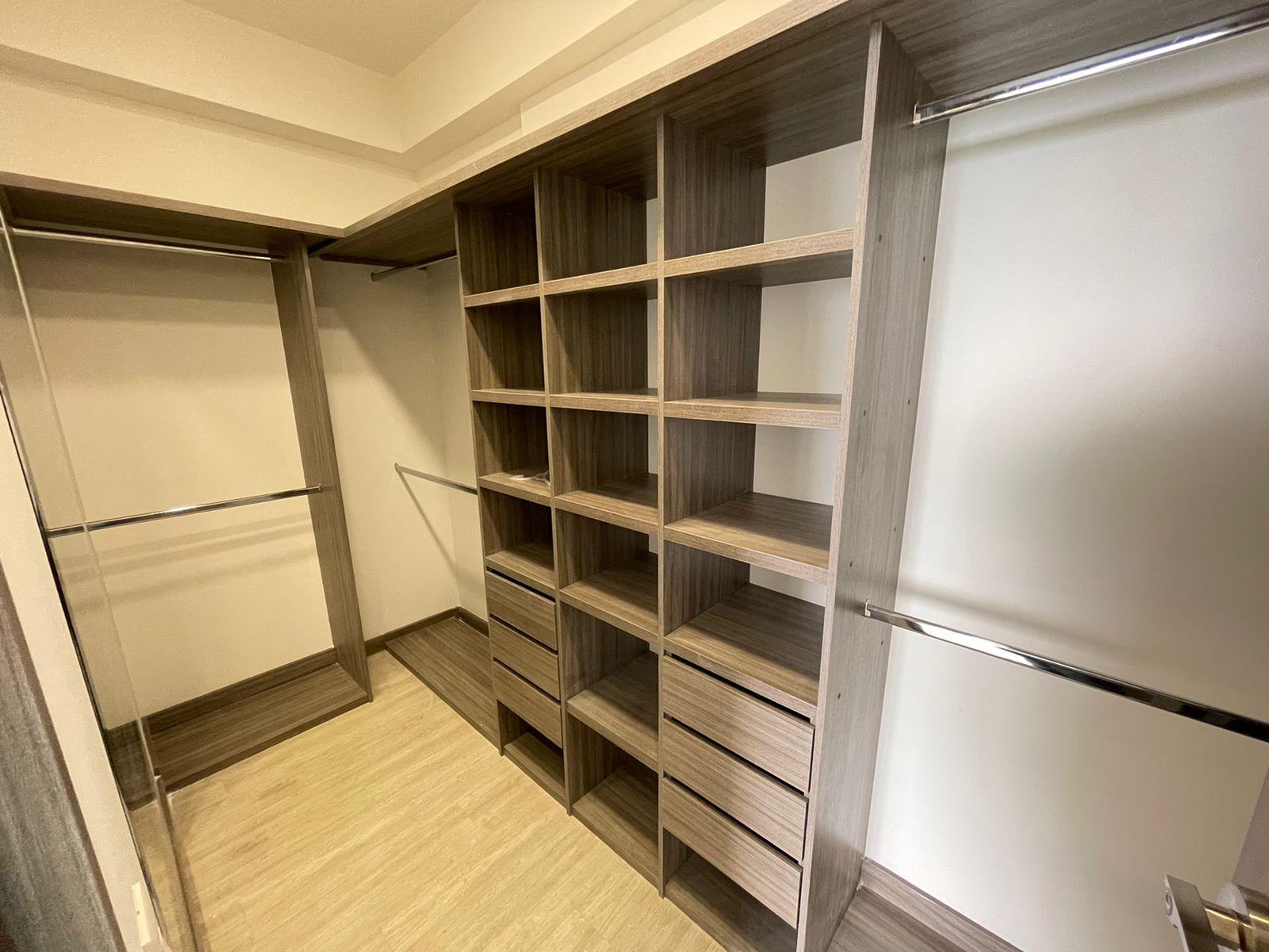 SE ALQUILA APTO SAN JUAN DE LA LOMA 11..jpg