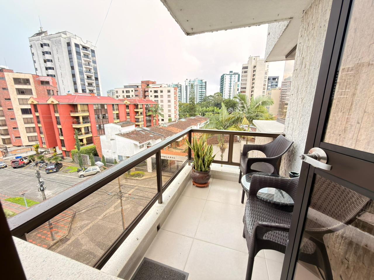 SE VENDE Y SE ARRIENDA EN LA CASTELLANA  18..jpeg