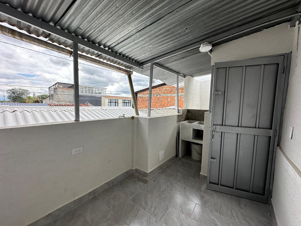 SE VENDE CASA EN LOS ALMENDROS  4..jpeg