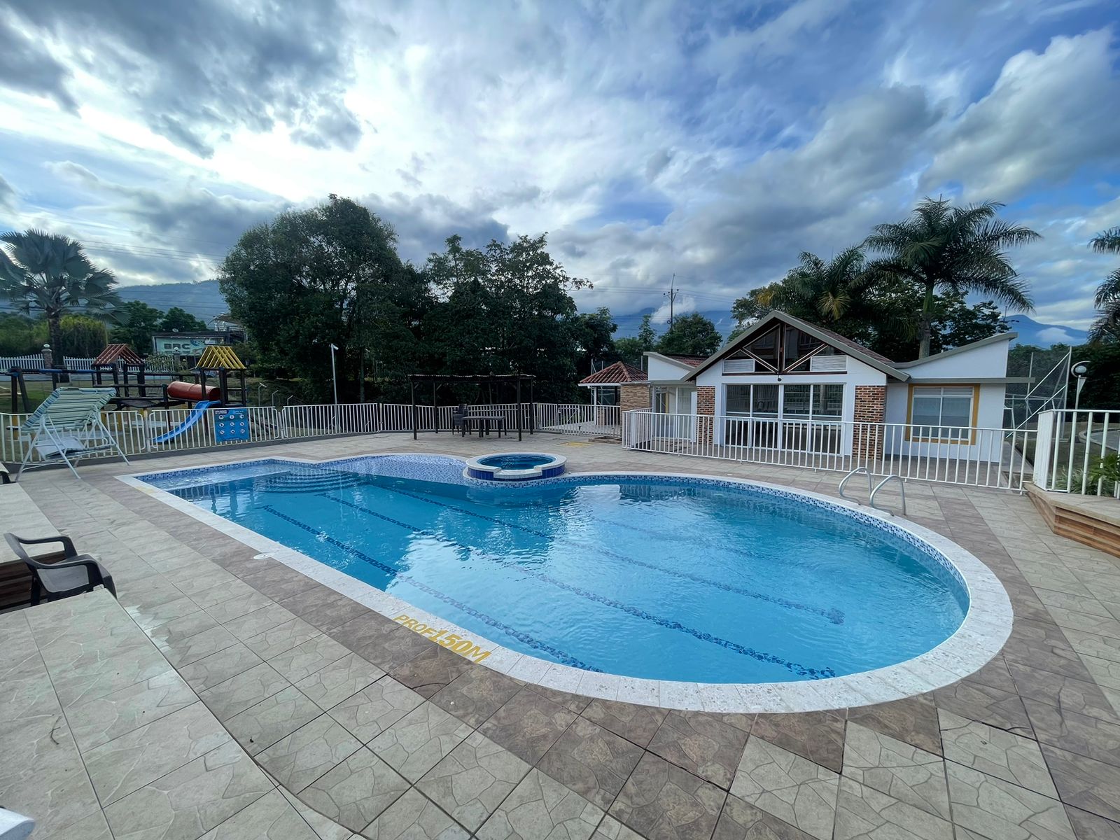 Casa amplia sector de la avenida centenario  (25).jpeg