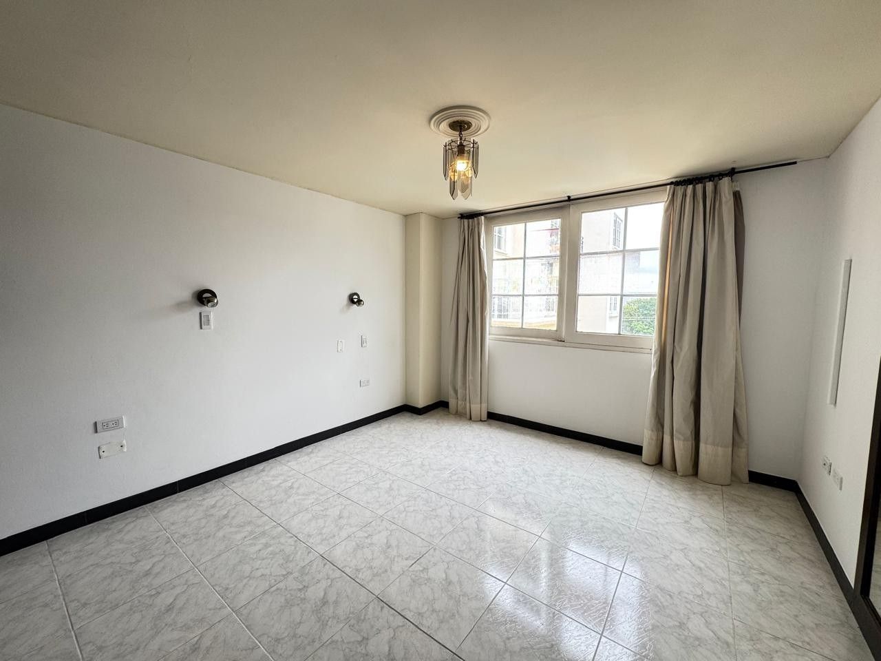 SE VENDE APTO EN LA LORENA  8..jpg