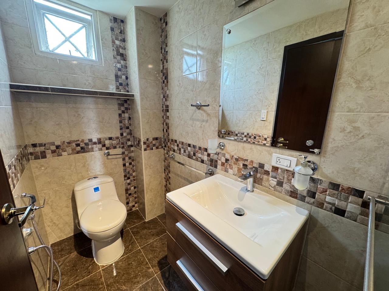 SE VENDE APTO EN LA LORENA  11..jpeg